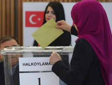 Τούρκοι στρατιώτες μπαίνουν σε κουρδικά εκλογικά τμήματα και απειλούν τους ψηφοφόρους! (φωτό & βίντεο)